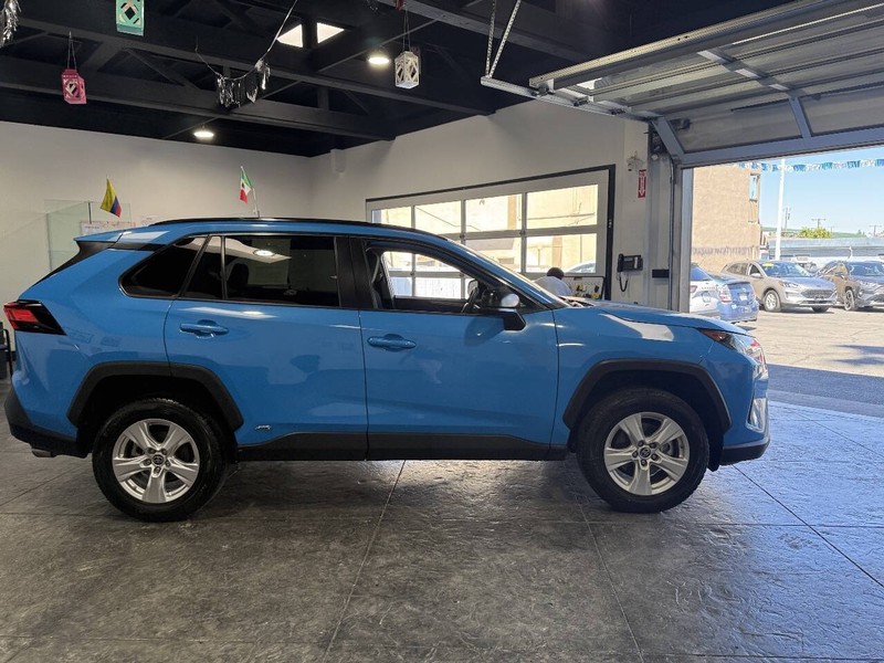 Toyota RAV4 Hybrid Vehicle Full-screen Gallery Image 43