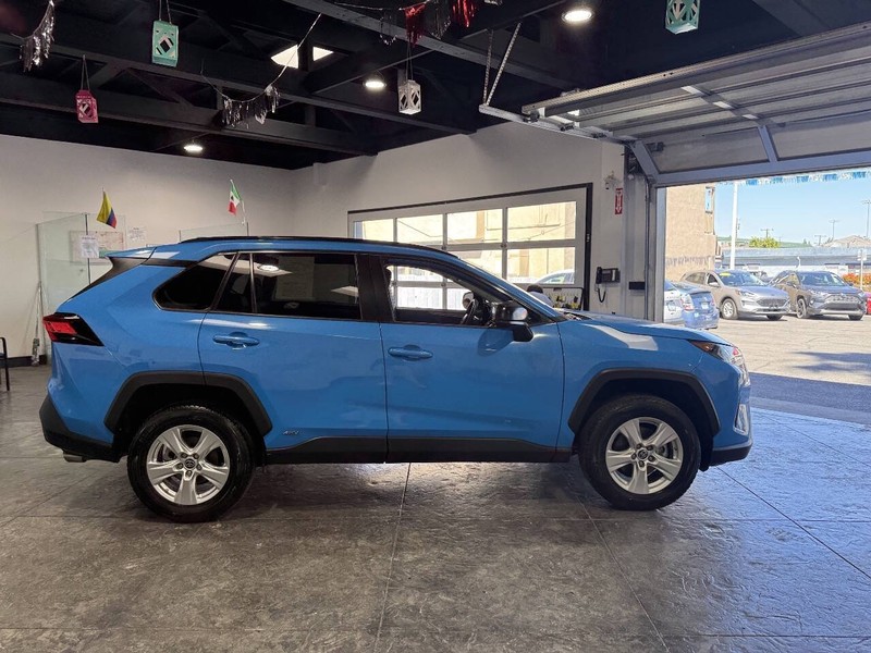 Toyota RAV4 Hybrid Vehicle Full-screen Gallery Image 44