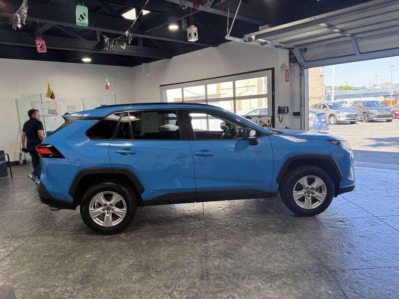 Toyota RAV4 Hybrid Vehicle Full-screen Gallery Image 45