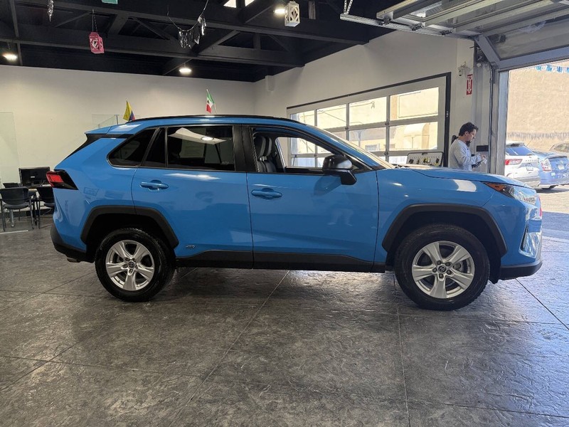 Toyota RAV4 Hybrid Vehicle Full-screen Gallery Image 47