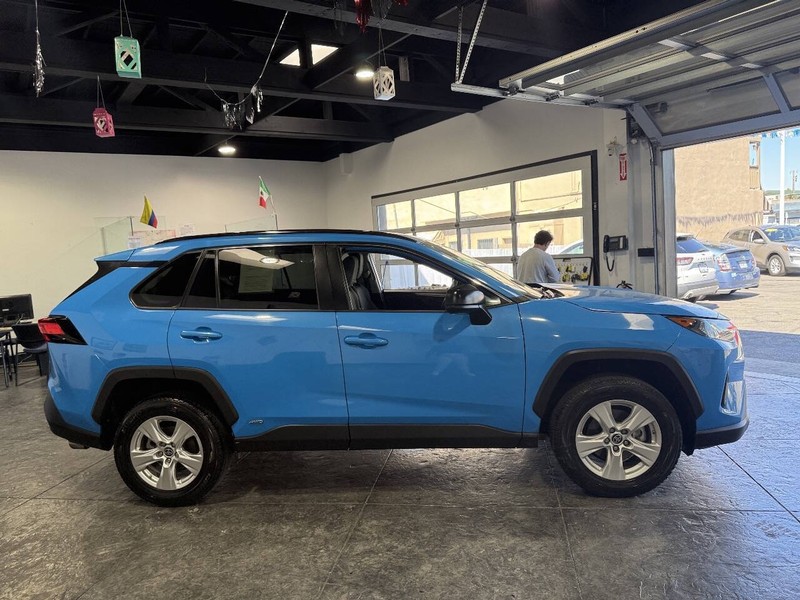 Toyota RAV4 Hybrid Vehicle Full-screen Gallery Image 48