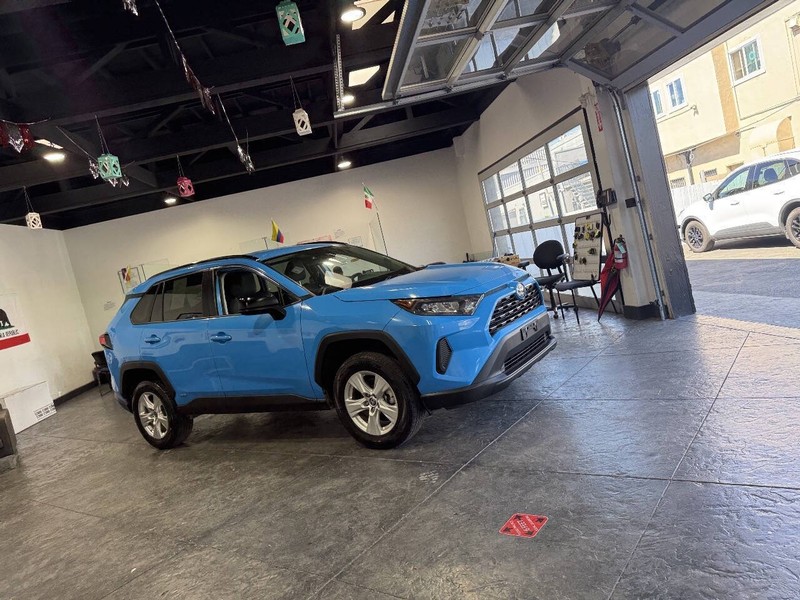 Toyota RAV4 Hybrid Vehicle Full-screen Gallery Image 49