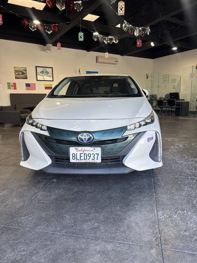 Toyota Prius Prime Vehicle Full-screen Gallery Image 02