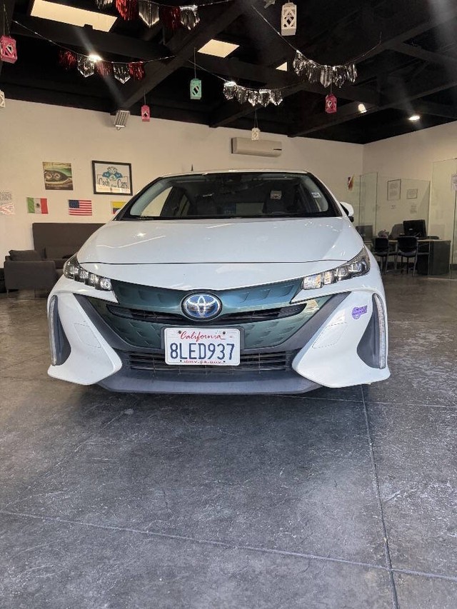 Toyota Prius Prime Vehicle Full-screen Gallery Image 03