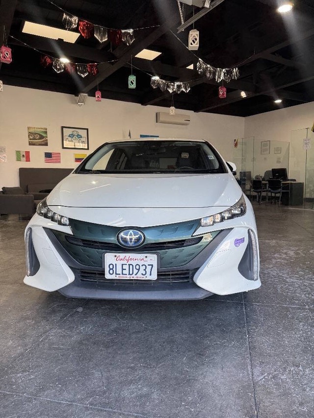 Toyota Prius Prime Vehicle Full-screen Gallery Image 04