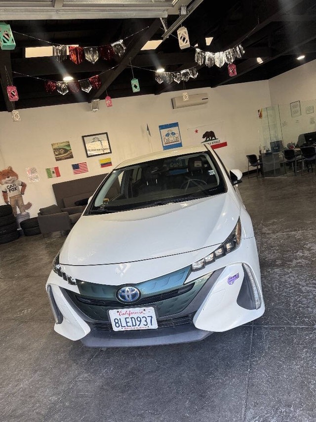 Toyota Prius Prime Vehicle Full-screen Gallery Image 05