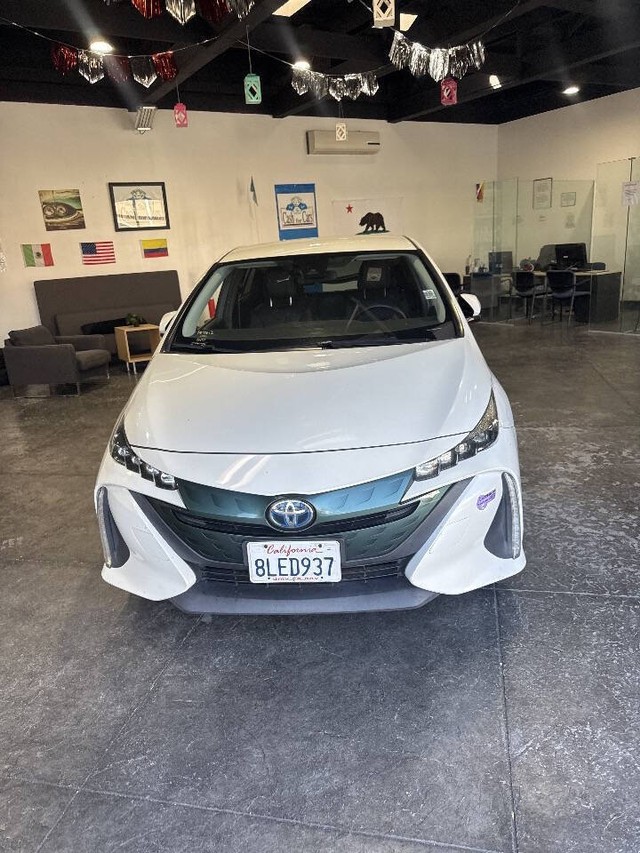 Toyota Prius Prime Vehicle Full-screen Gallery Image 06