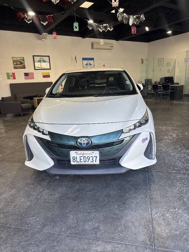 Toyota Prius Prime Vehicle Full-screen Gallery Image 07