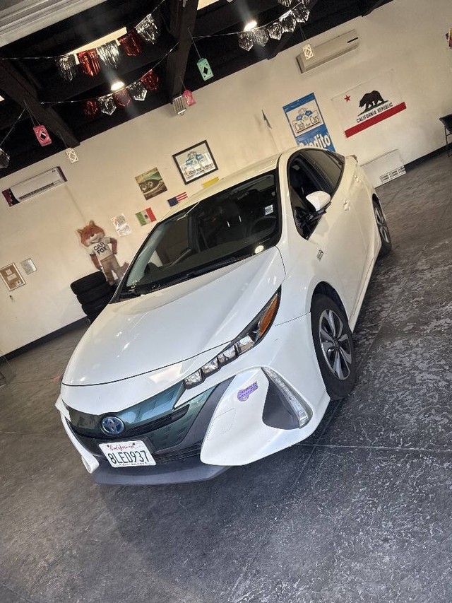Toyota Prius Prime Vehicle Full-screen Gallery Image 08