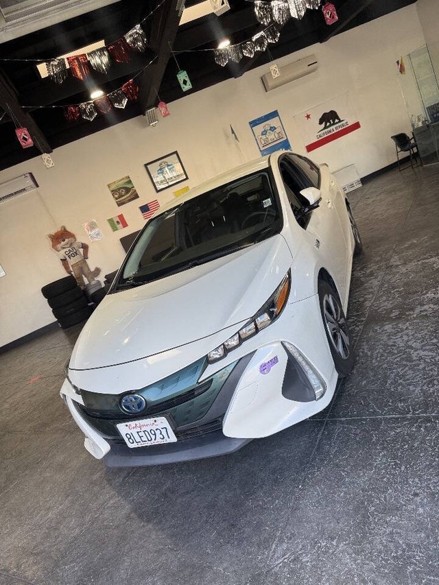 Toyota Prius Prime Vehicle Full-screen Gallery Image 09