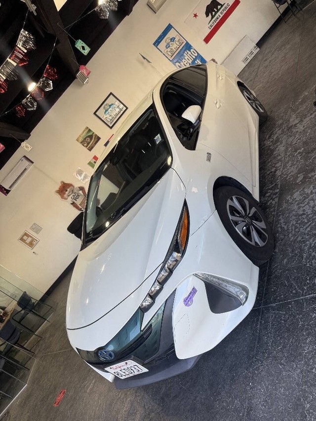 Toyota Prius Prime Vehicle Full-screen Gallery Image 11
