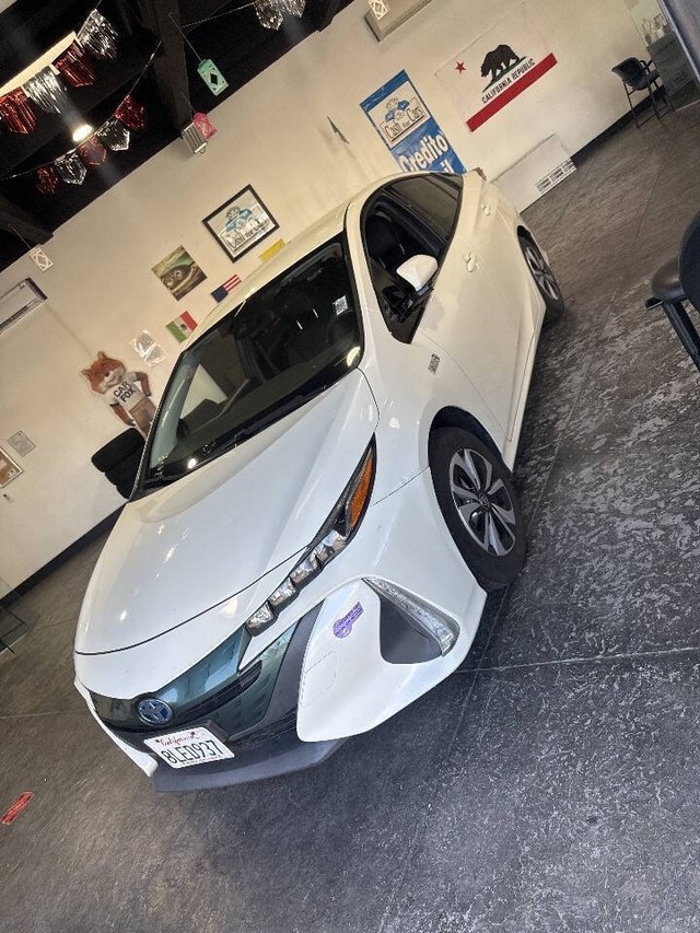 Toyota Prius Prime Vehicle Full-screen Gallery Image 12
