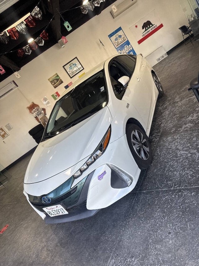 Toyota Prius Prime Vehicle Full-screen Gallery Image 14
