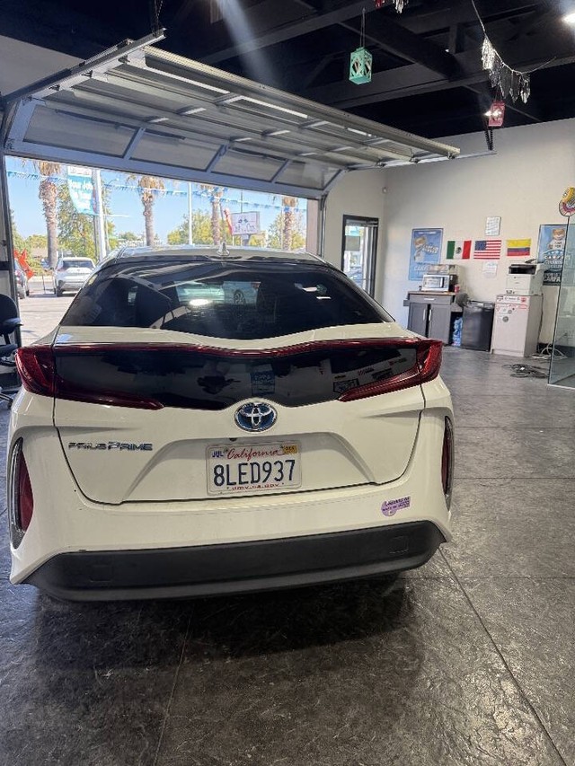 Toyota Prius Prime Vehicle Full-screen Gallery Image 28