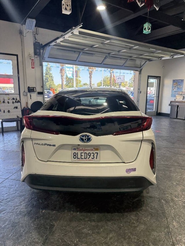 Toyota Prius Prime Vehicle Full-screen Gallery Image 30