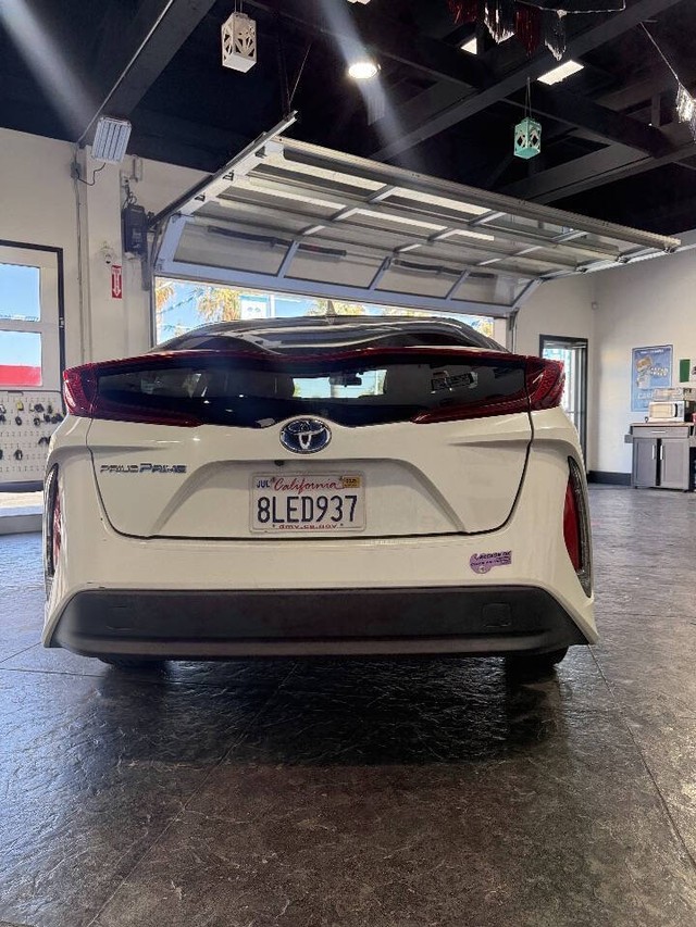 Toyota Prius Prime Vehicle Full-screen Gallery Image 31