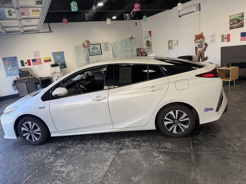 Toyota Prius Prime Vehicle Full-screen Gallery Image 15