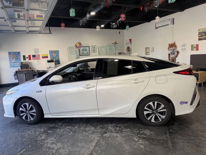 Toyota Prius Prime Vehicle Full-screen Gallery Image 16