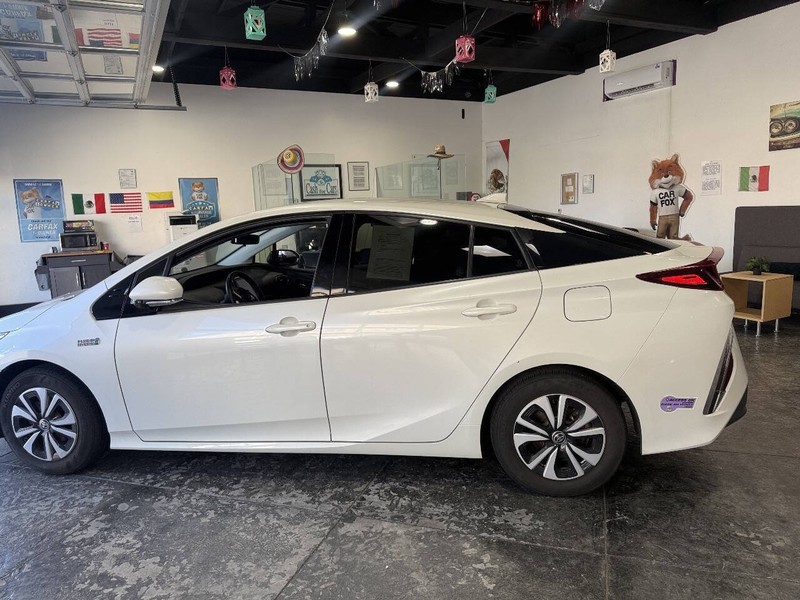 Toyota Prius Prime Vehicle Full-screen Gallery Image 17