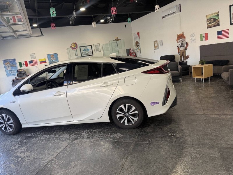 Toyota Prius Prime Vehicle Full-screen Gallery Image 18