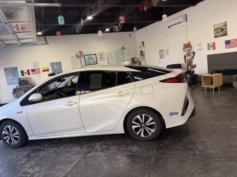 Toyota Prius Prime Vehicle Full-screen Gallery Image 19