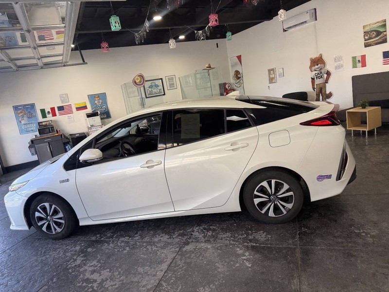Toyota Prius Prime Vehicle Full-screen Gallery Image 20