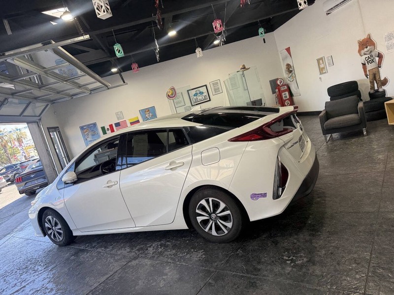 Toyota Prius Prime Vehicle Full-screen Gallery Image 21
