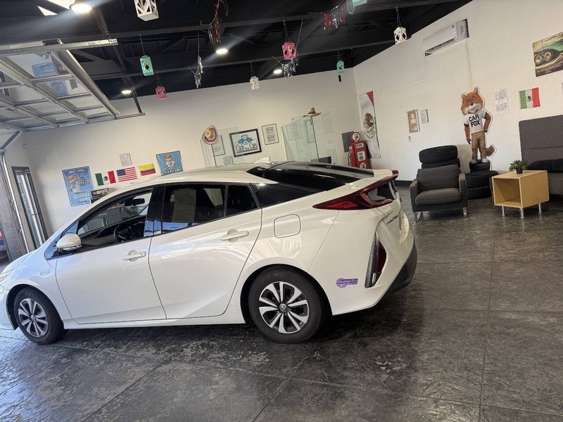 Toyota Prius Prime Vehicle Full-screen Gallery Image 22