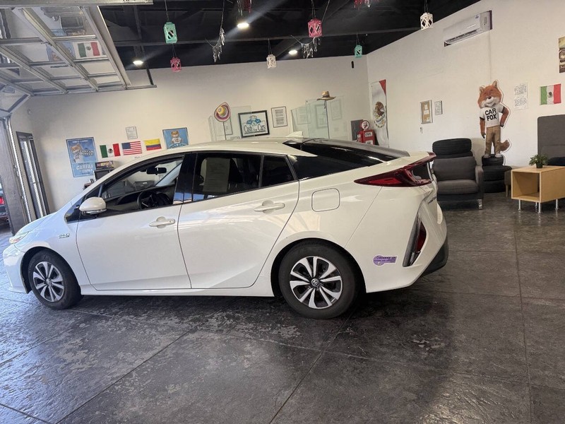 Toyota Prius Prime Vehicle Full-screen Gallery Image 23