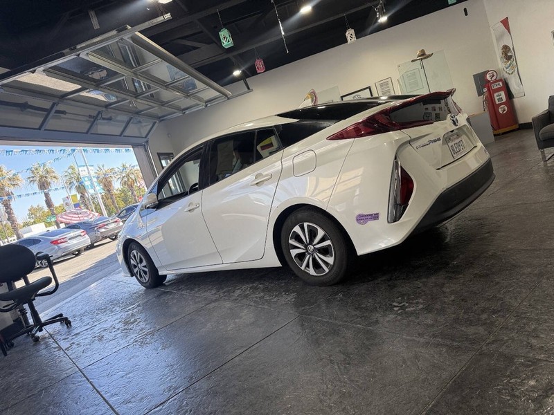 Toyota Prius Prime Vehicle Full-screen Gallery Image 24