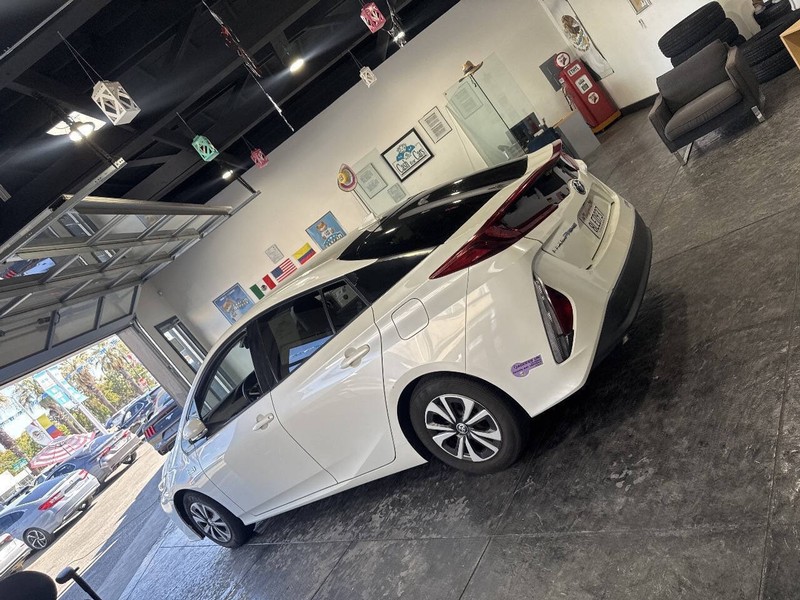 Toyota Prius Prime Vehicle Full-screen Gallery Image 25