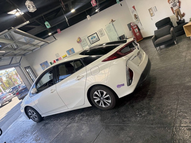 Toyota Prius Prime Vehicle Full-screen Gallery Image 26
