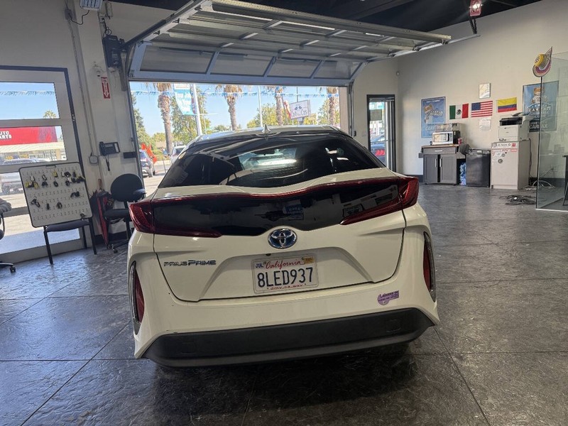 Toyota Prius Prime Vehicle Full-screen Gallery Image 27