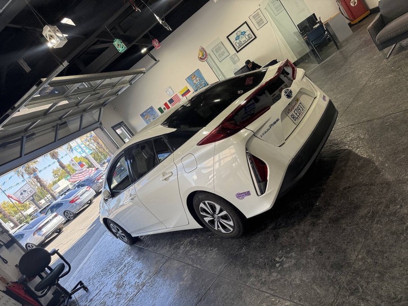 Toyota Prius Prime Vehicle Full-screen Gallery Image 29