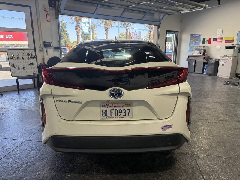 Toyota Prius Prime Vehicle Full-screen Gallery Image 32