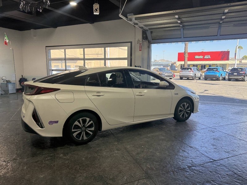 Toyota Prius Prime Vehicle Full-screen Gallery Image 33