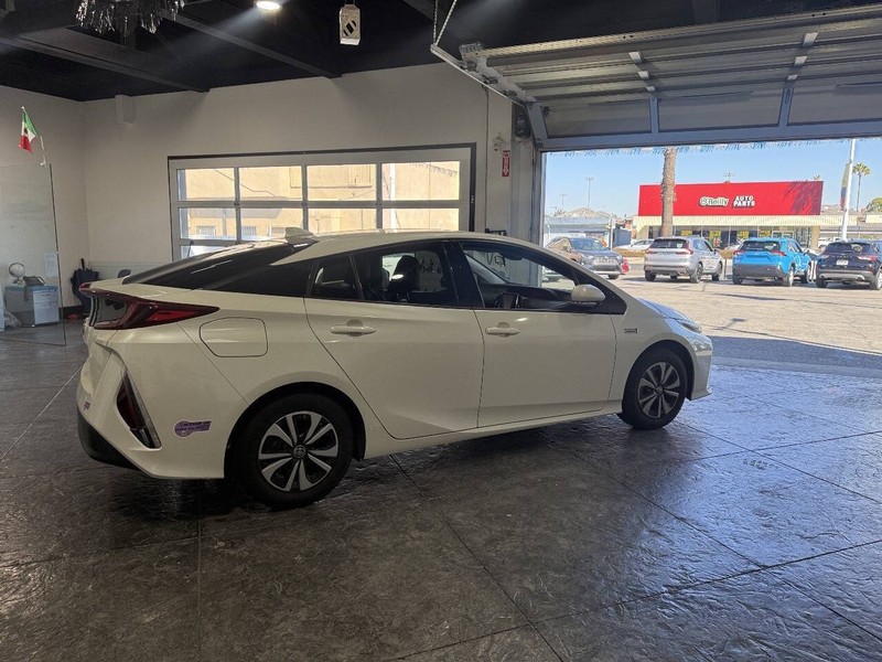 Toyota Prius Prime Vehicle Full-screen Gallery Image 34