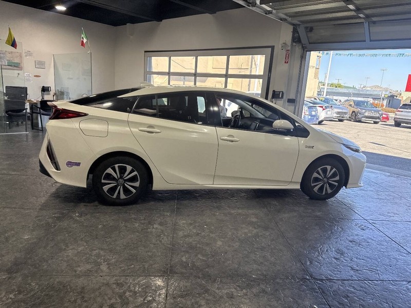 Toyota Prius Prime Vehicle Full-screen Gallery Image 36