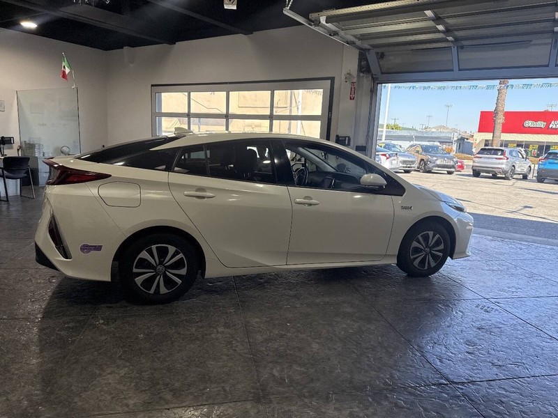 Toyota Prius Prime Vehicle Full-screen Gallery Image 37