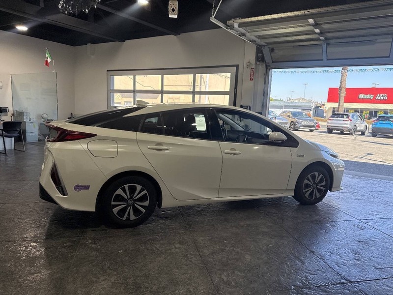 Toyota Prius Prime Vehicle Full-screen Gallery Image 38