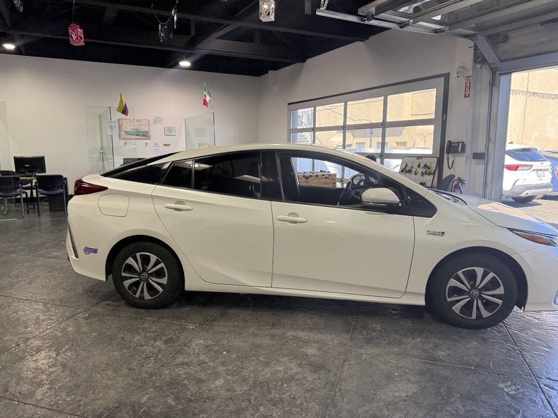 Toyota Prius Prime Vehicle Full-screen Gallery Image 39