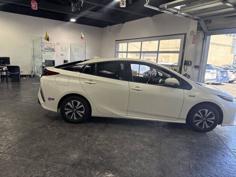 Toyota Prius Prime Vehicle Full-screen Gallery Image 40