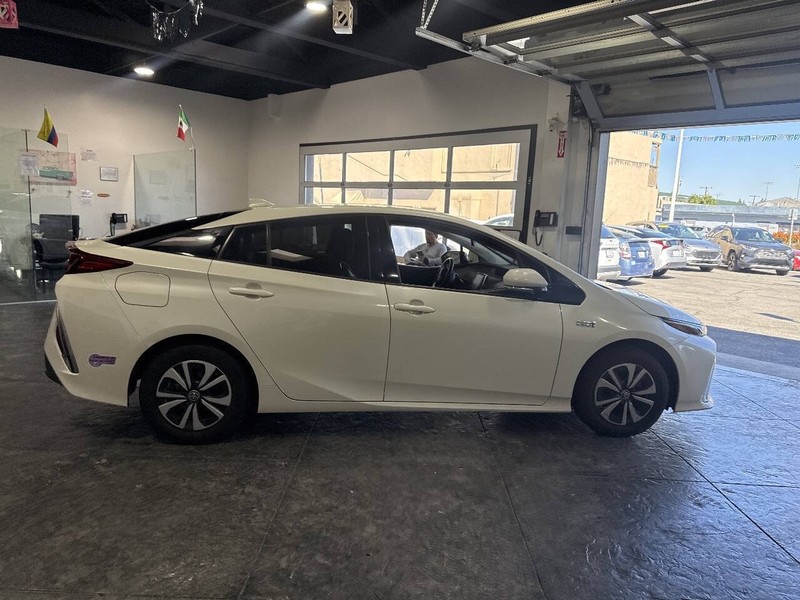 Toyota Prius Prime Vehicle Full-screen Gallery Image 41