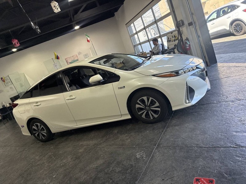 Toyota Prius Prime Vehicle Full-screen Gallery Image 42