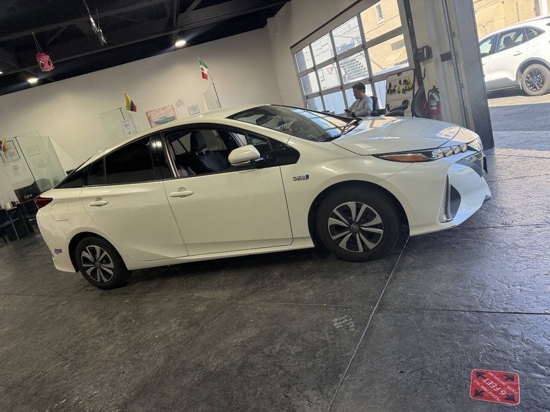Toyota Prius Prime Vehicle Full-screen Gallery Image 43