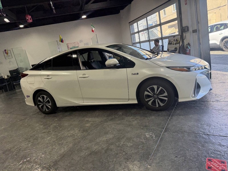 Toyota Prius Prime Vehicle Full-screen Gallery Image 44
