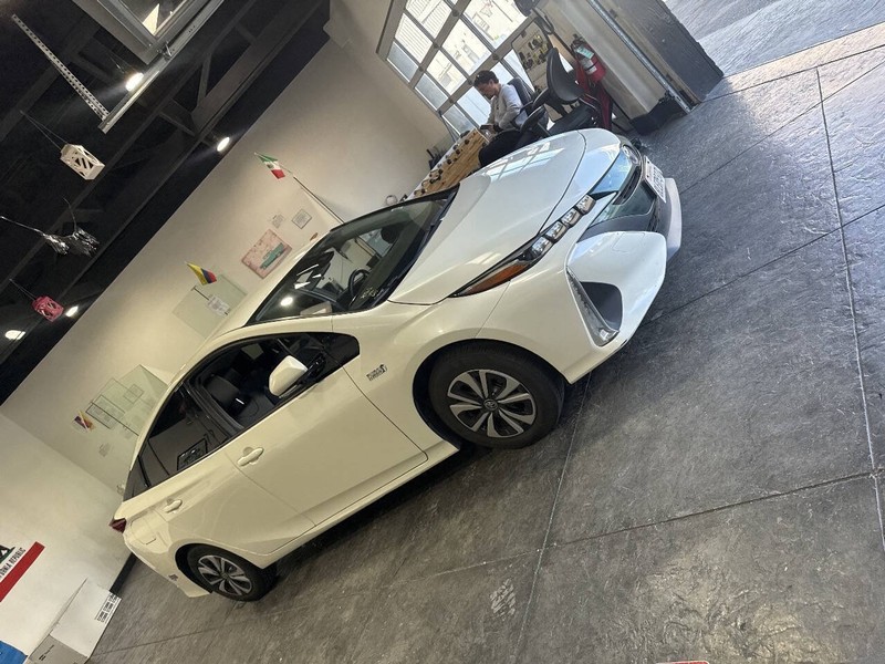 Toyota Prius Prime Vehicle Full-screen Gallery Image 45