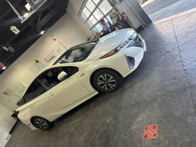 Toyota Prius Prime Vehicle Full-screen Gallery Image 46