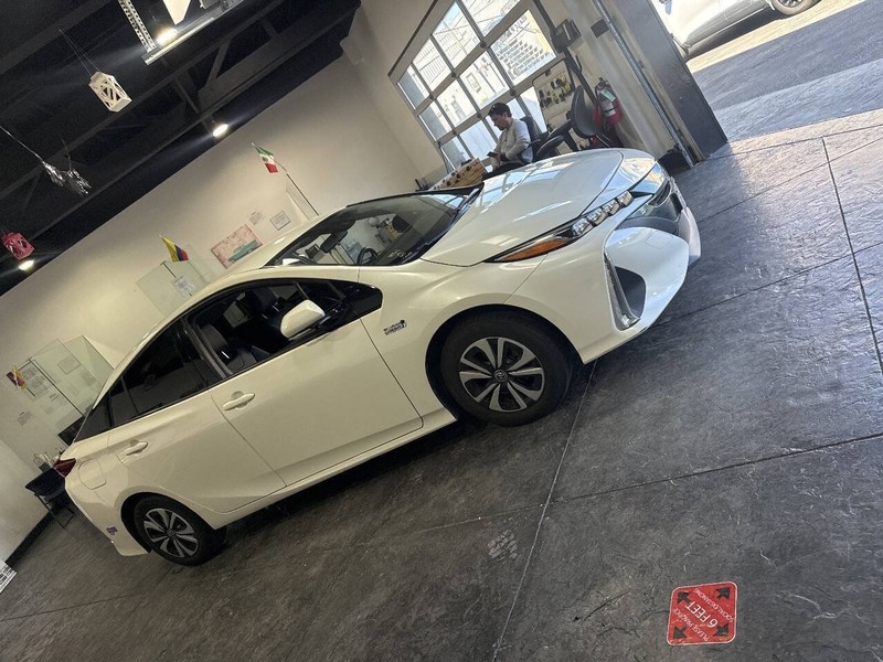 Toyota Prius Prime Vehicle Full-screen Gallery Image 47