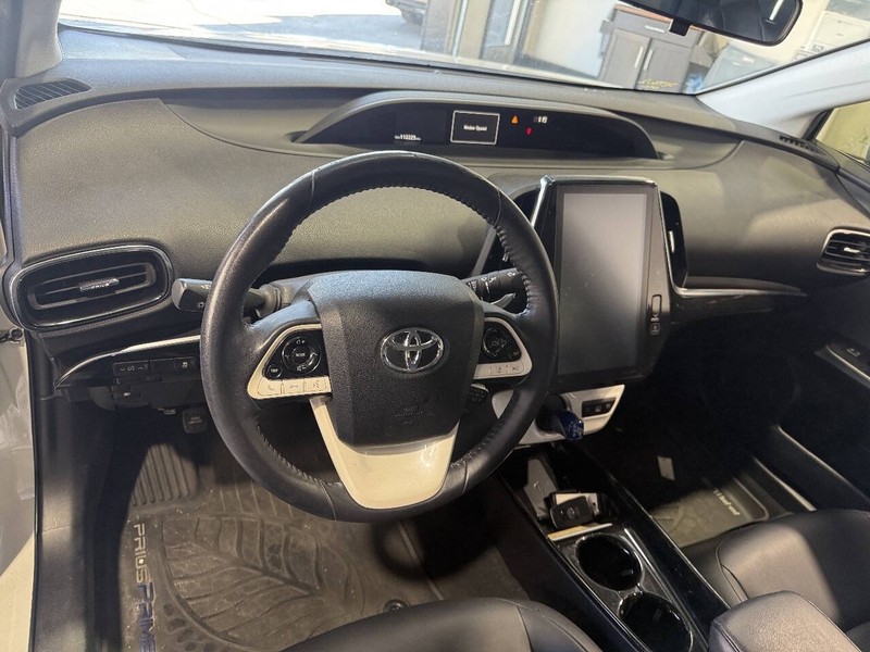 Toyota Prius Prime Vehicle Full-screen Gallery Image 48